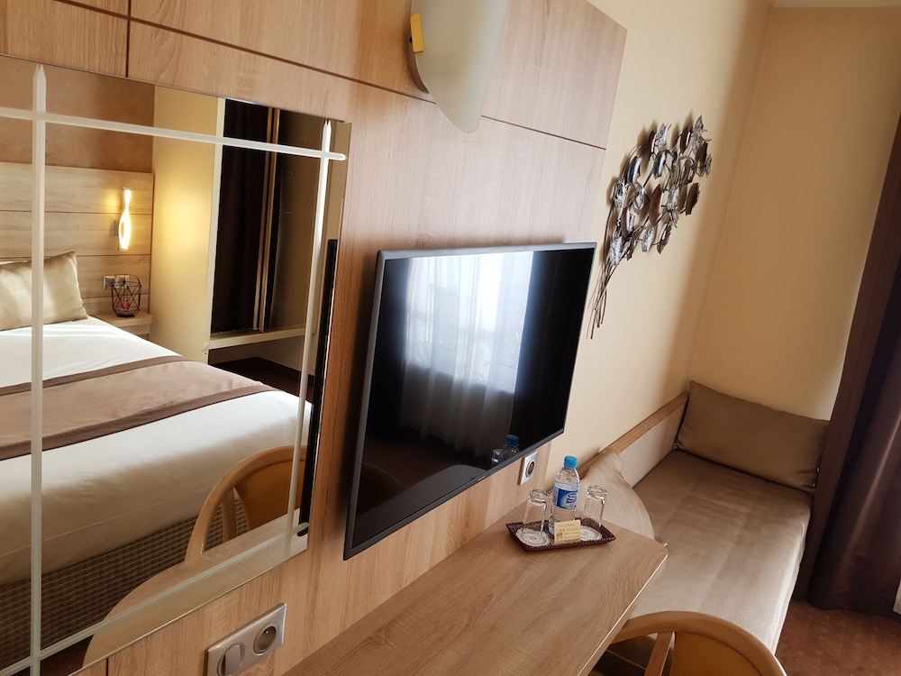 Hotel Champerret Elysees 41/70