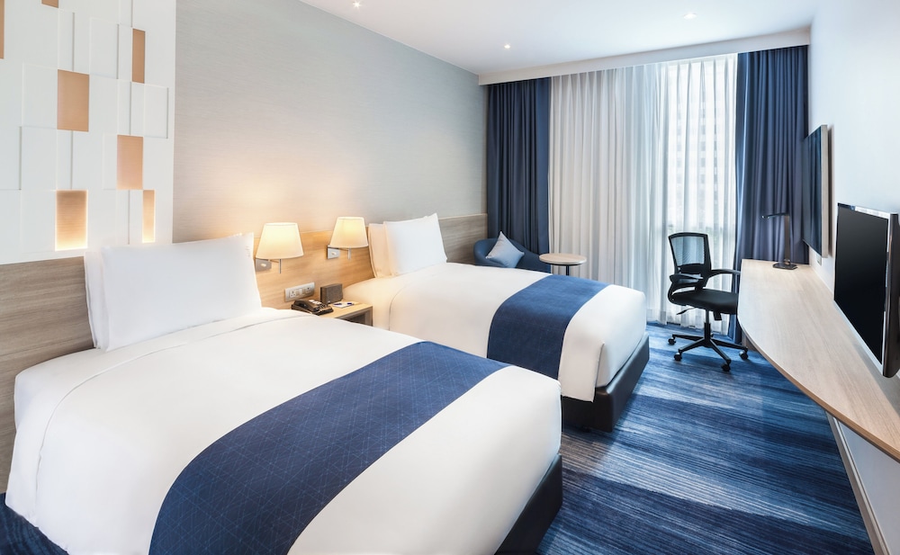 Holiday Inn Express Bangkok Soi Soonvijai 10/42
