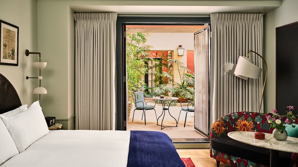 Room, King Bed, Courtyard View, Patio
