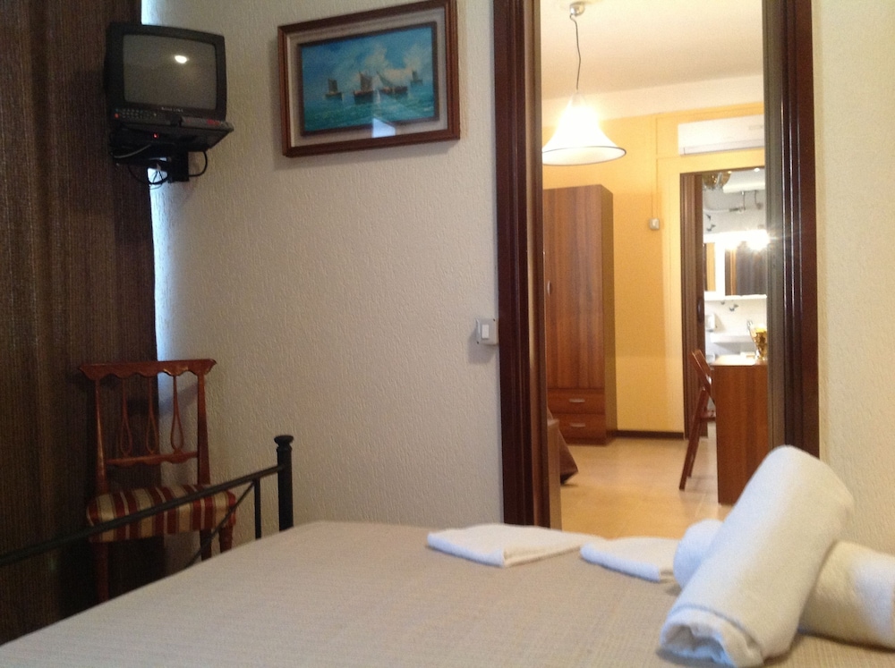 ROOM, DOUBLE OR TWIN BED