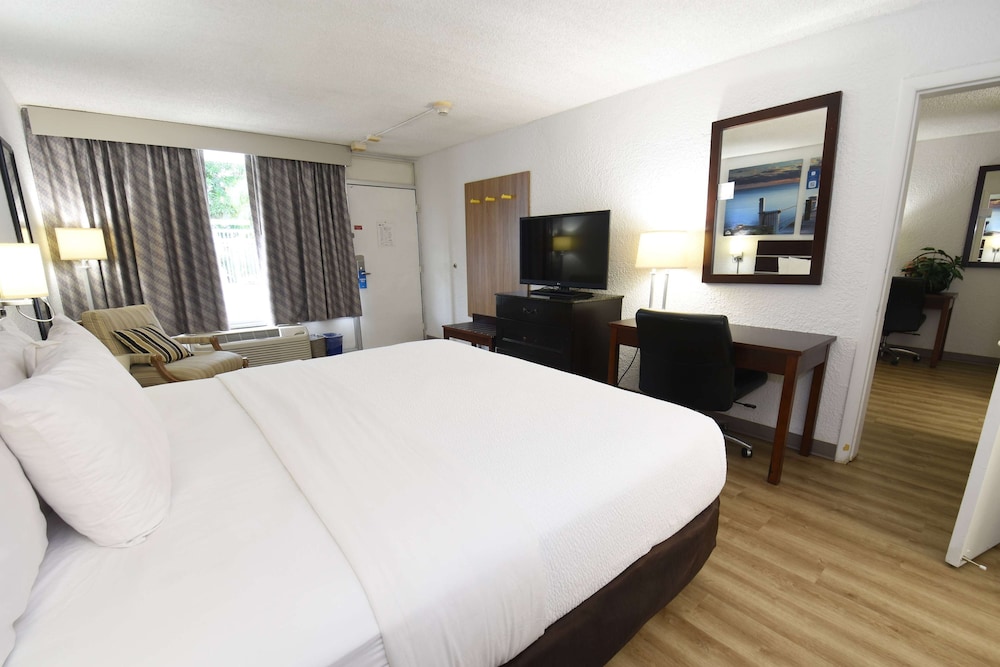 Days Inn by Wyndham Stuart 20/70