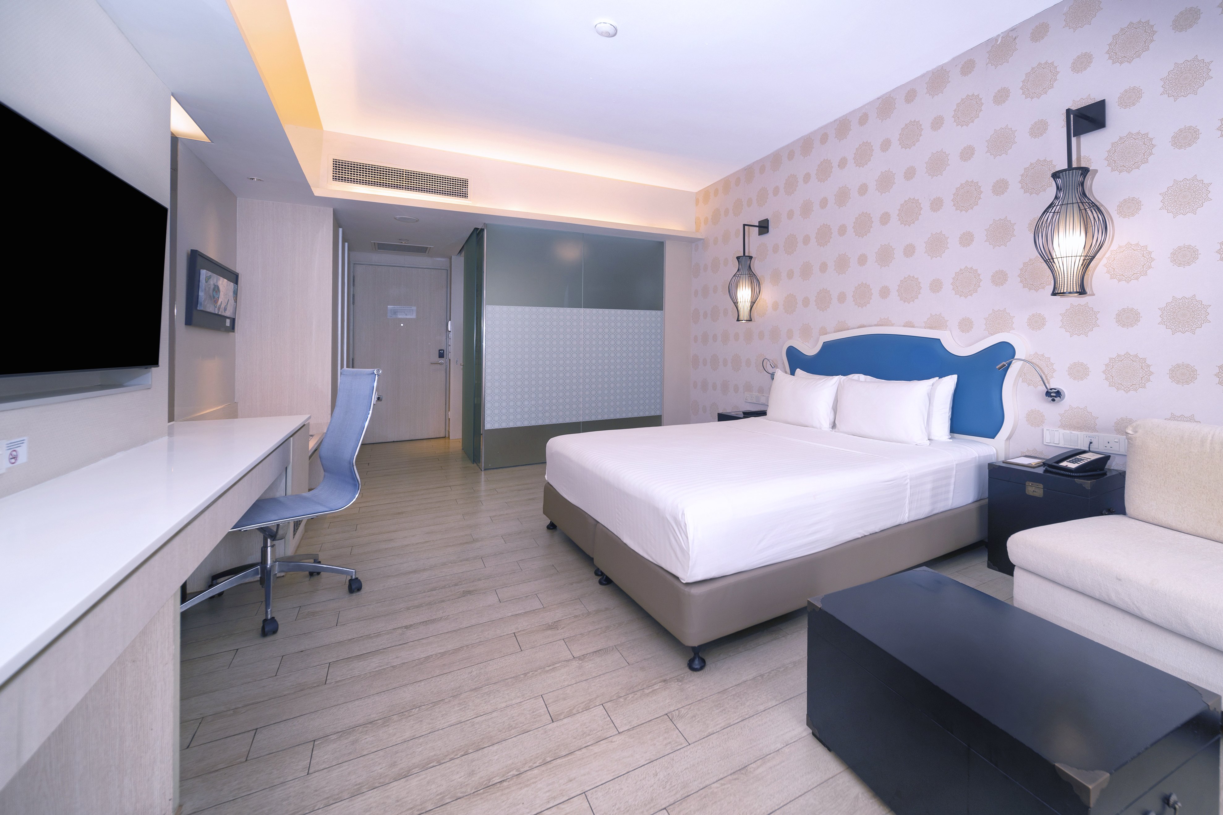 CLUB, KING BED