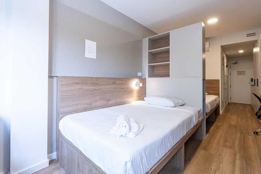 ROOM, TWIN BEDS