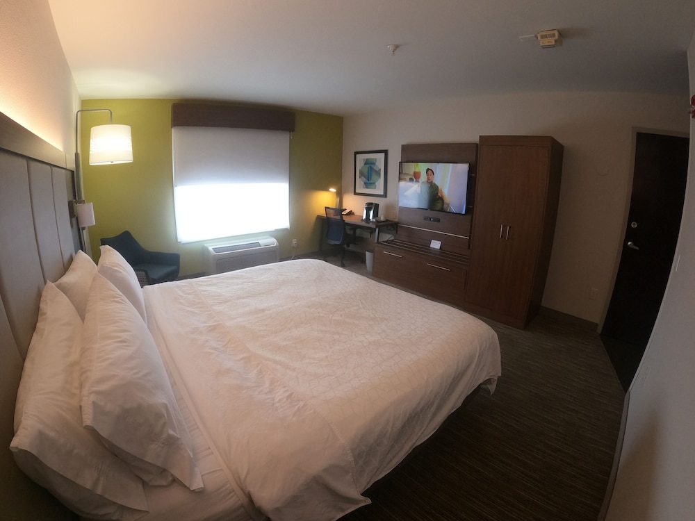 Holiday Inn Express Hotel and Suites Albuquerque Historic Old Town 26/73
