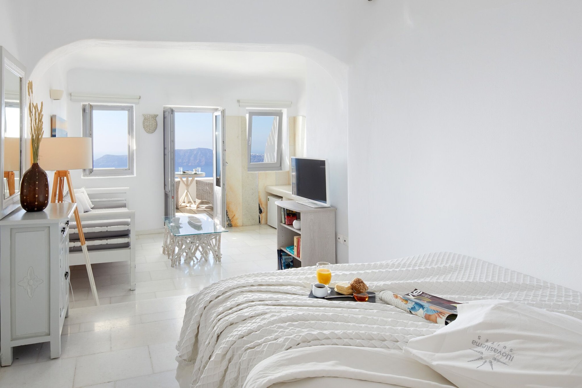 Superior, Suite, King Bed, Caldera View, Sofa, Jetted Tub