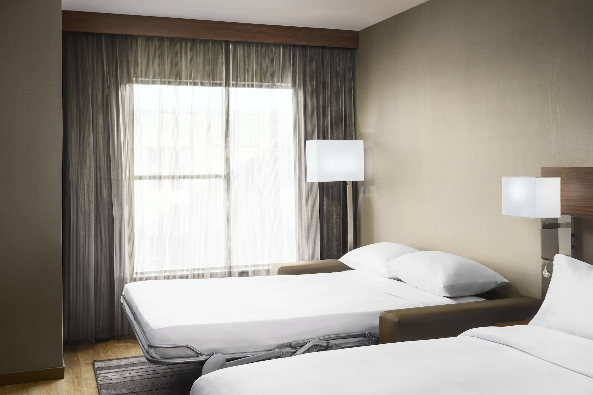 غرفة بسرير كينج مع أريكة في طابق مرتفع، AC Hotel by Marriott Chapel Hill Downtown 2/3