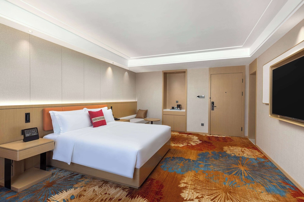 Light, Luxury, Queen Bed