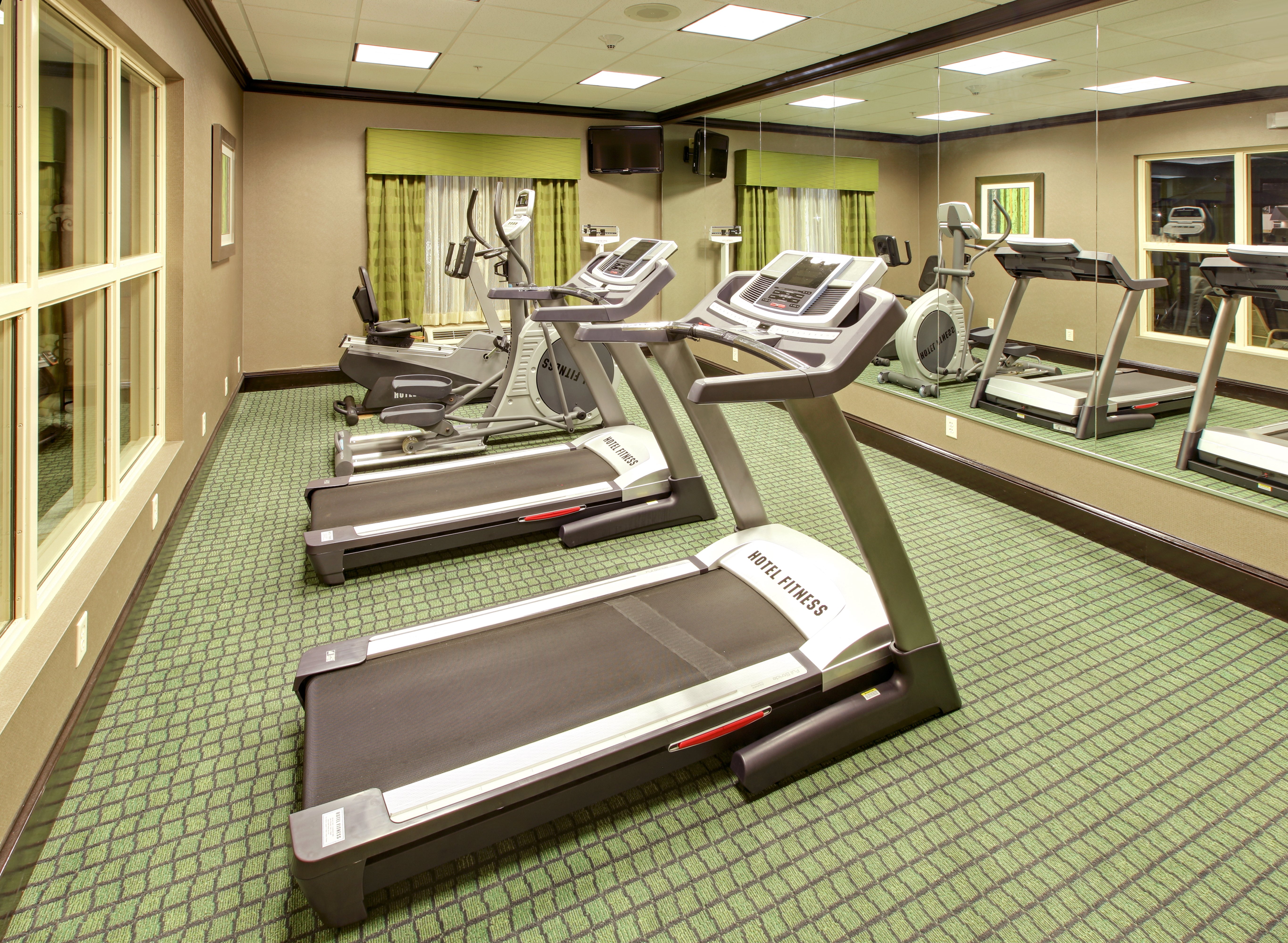 Holiday Inn Express Suites Covington 26/40