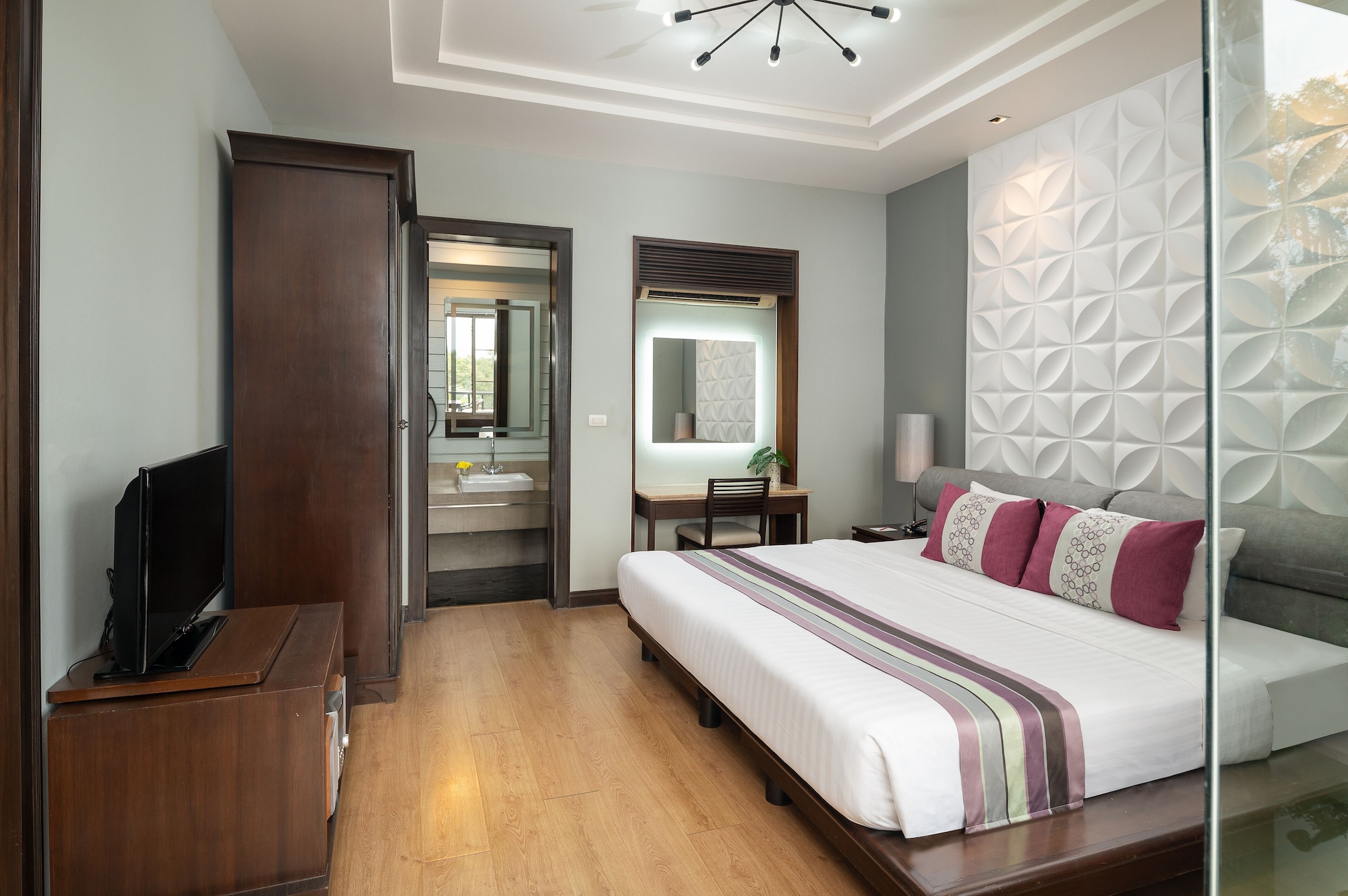 1 Bedroom, Junior Suite, King Bed, Mountain View, Jetted Tub