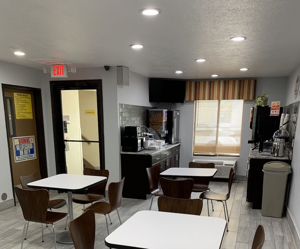 Super 8 by Wyndham Lincoln IL 30/44