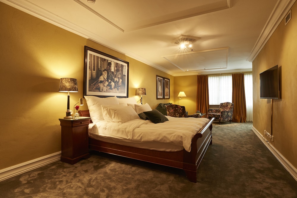 ROOM, LARGE