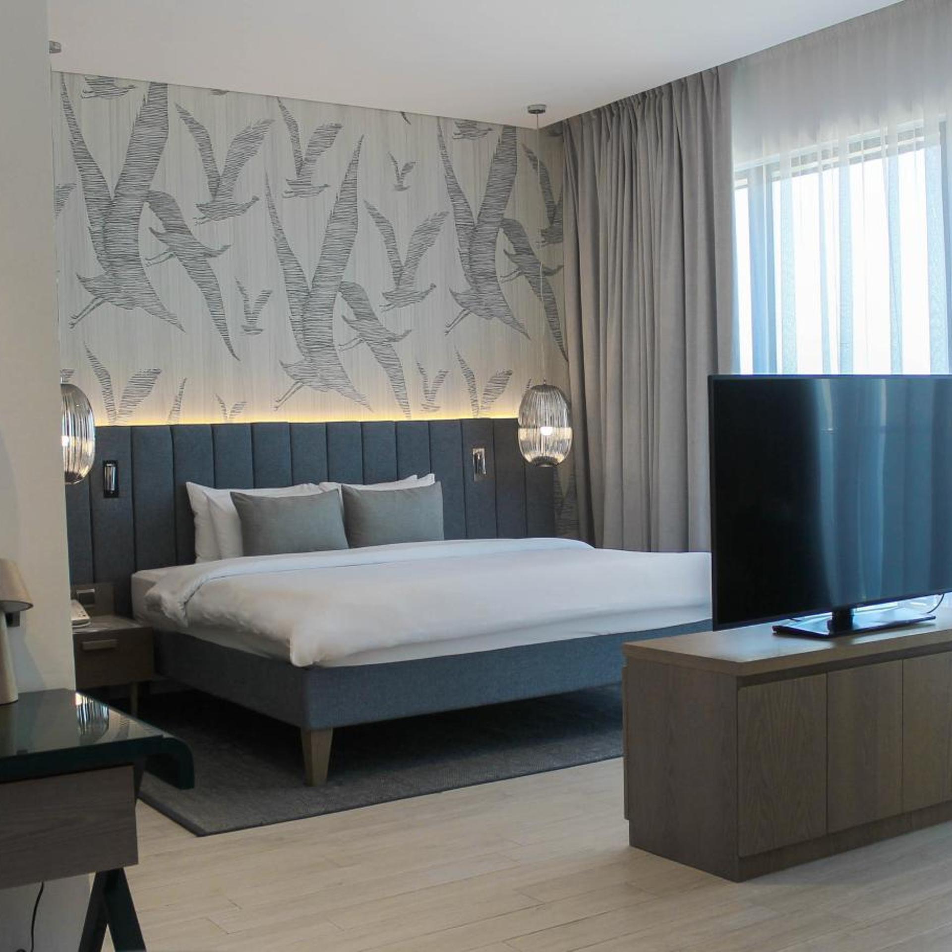 Skyline, Suite, King Bed, Balcony
