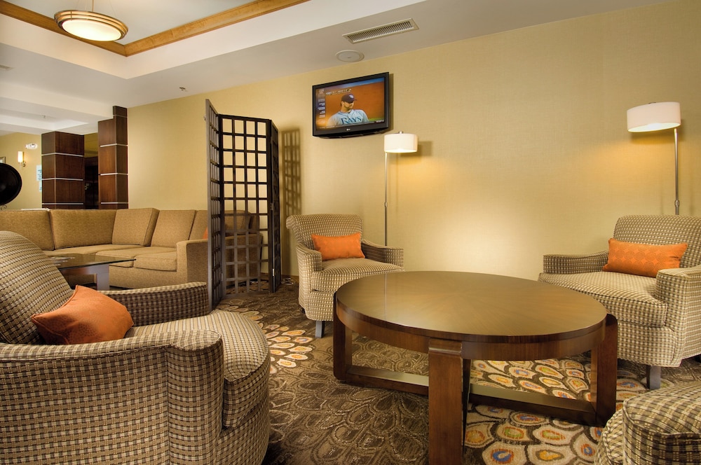 Holiday Inn Express Suites Alexandria Fort Belvoir 45/73
