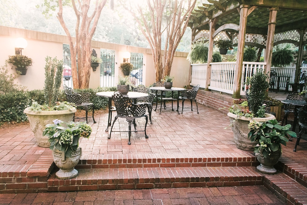The Presidents Quarters Inn 69/76