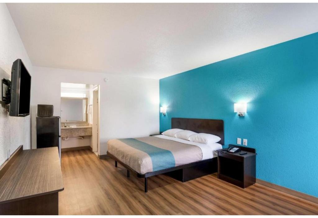 1 King Bed - Smoking, Micfridge