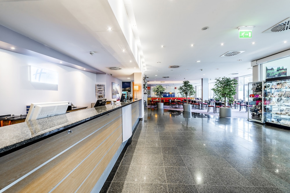 HOLIDAY INN EXPRESS FRANKFURT AIRPORT 9/58