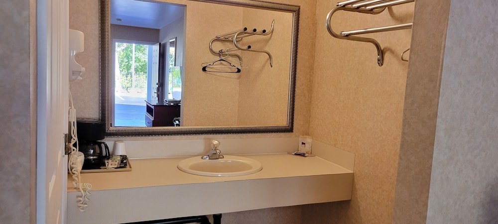 Atrium Inn 11/42