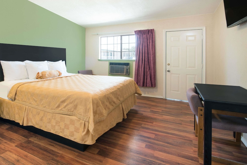 Executive Inn and Kitchenette Suites 17/34