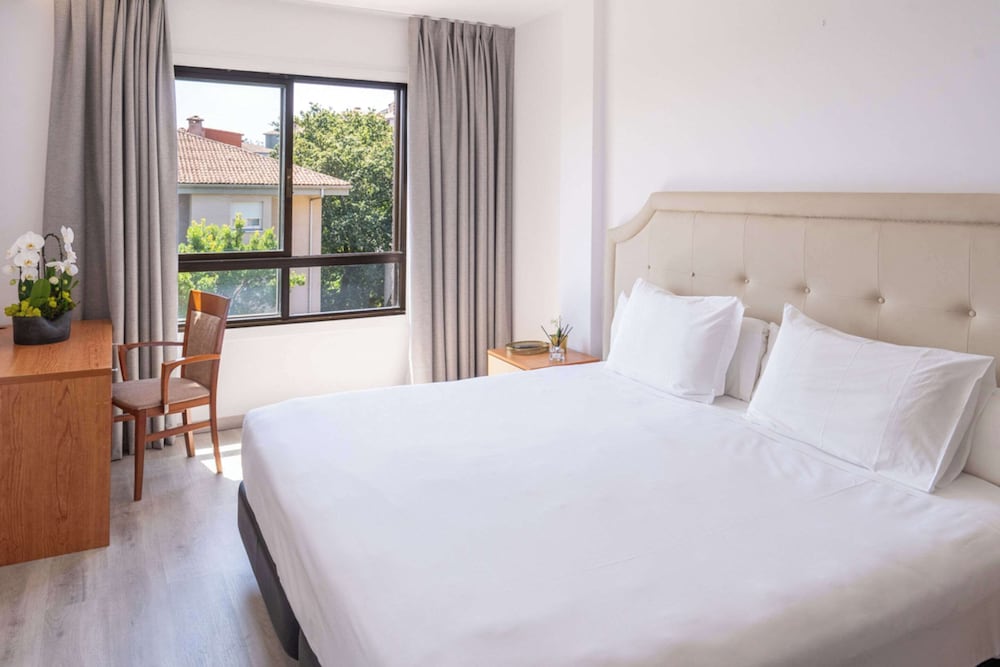 SUITE, KING BED