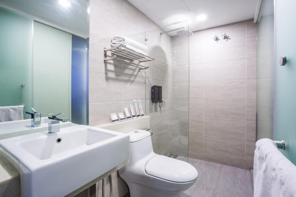 Manhattan Business Hotel TTDI 7/42