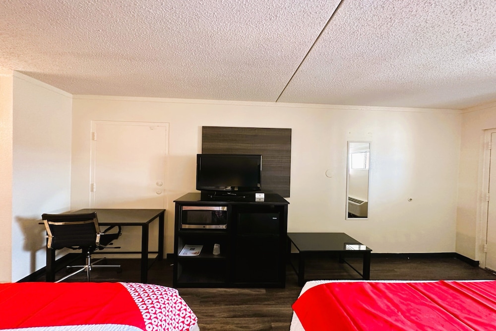 Oyo Hotel San Antonio Lackland AFB/Seaworld Hwy 90 W 32/52