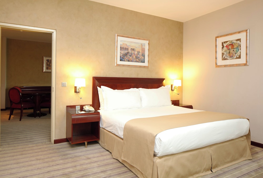 جناح بسرير كينج بإطلالة على المسبح بغرفة نوم واحدة للمدخنين، هوليداي إن - العليا(Holiday Inn Olaya) 1/10