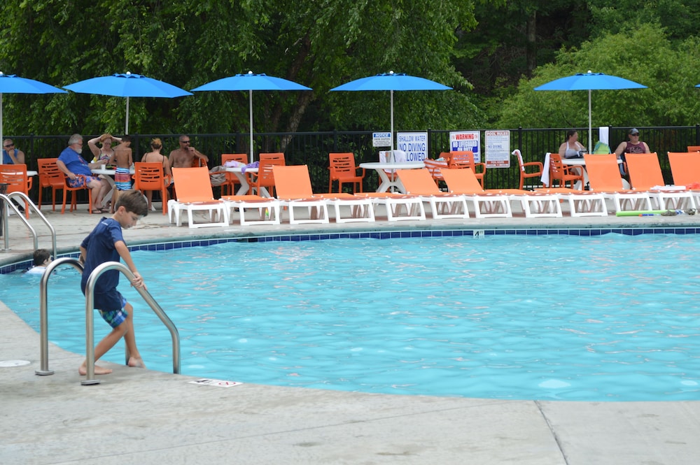 Country Cascades Waterpark Resort 67/68