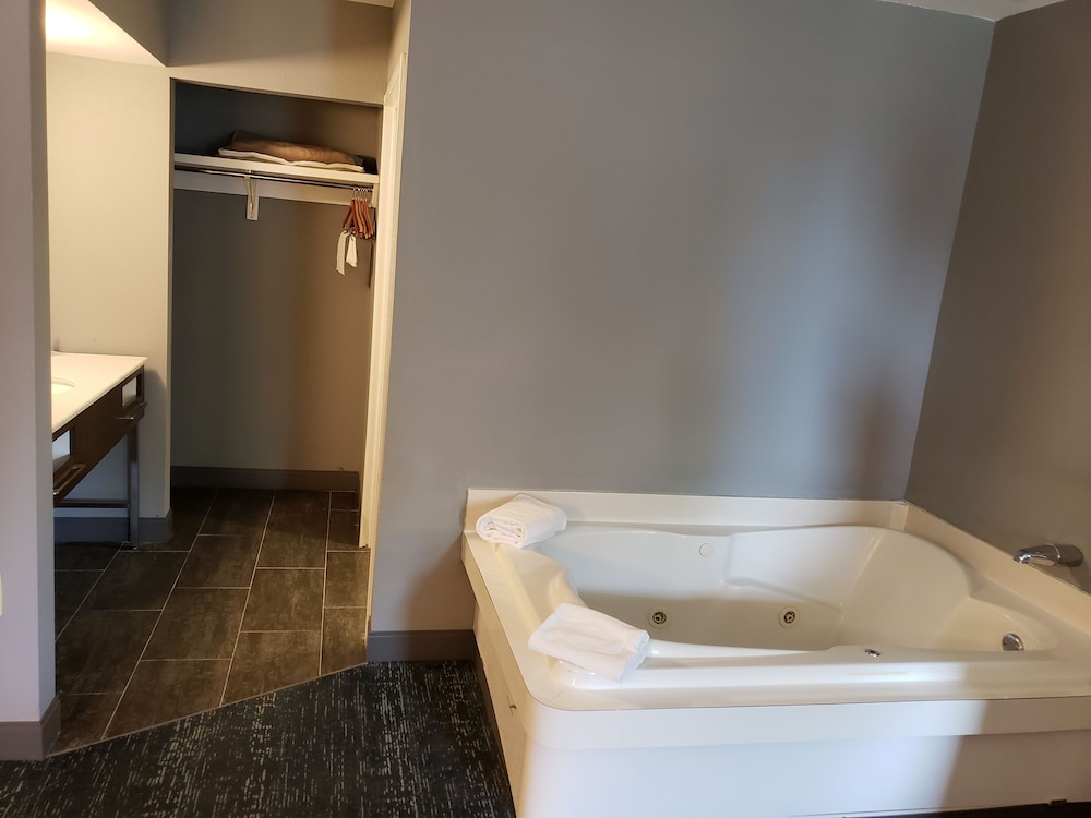 Hampton Inn Suites Newtown 38/57