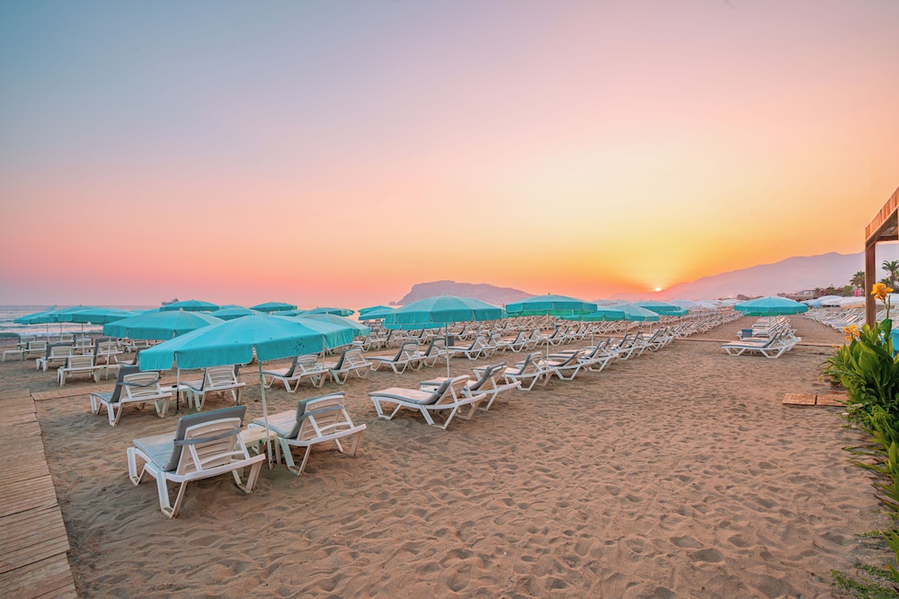 Avena Resort and Spa Hotel 66/68
