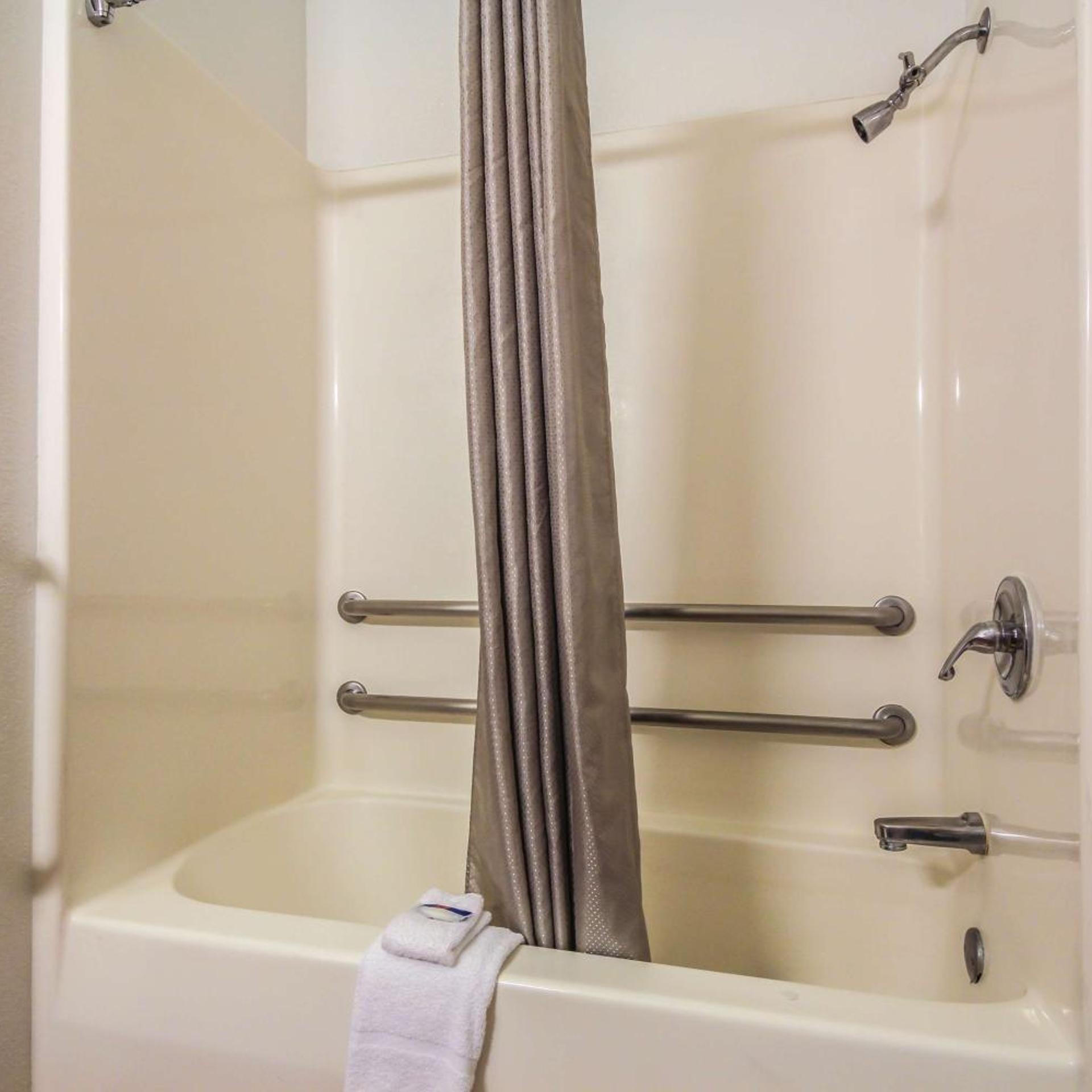 1 King Bed - Mobil Access Tub Nsmk Micfridg، Motel6 New Braunfels, TX 9/9