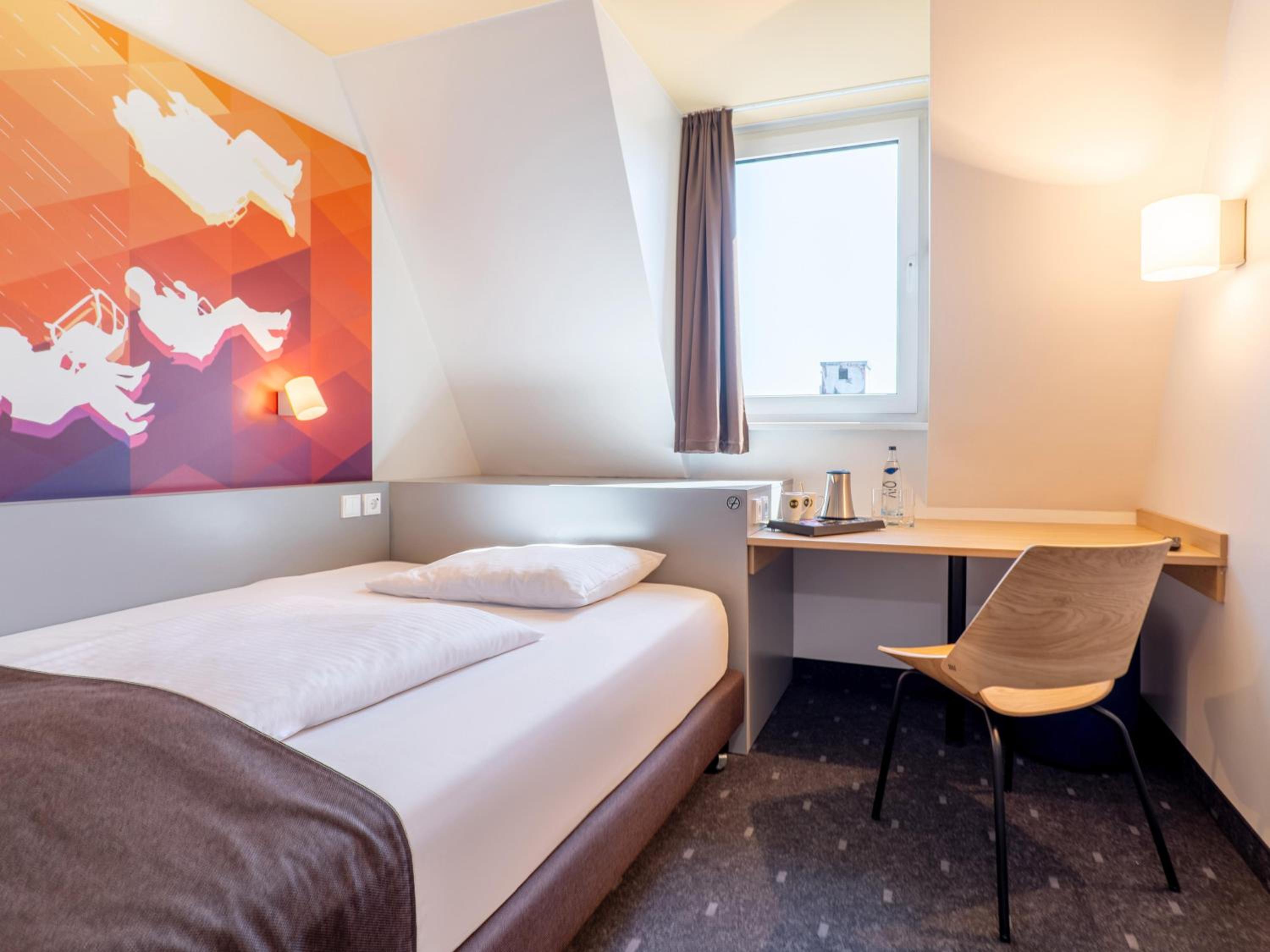 ROOM, SINGLE