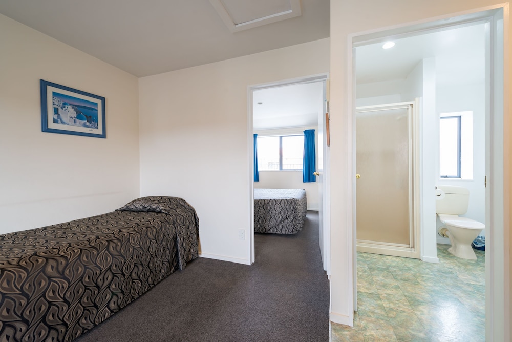 ANNABELLE COURT MOTEL 22/33