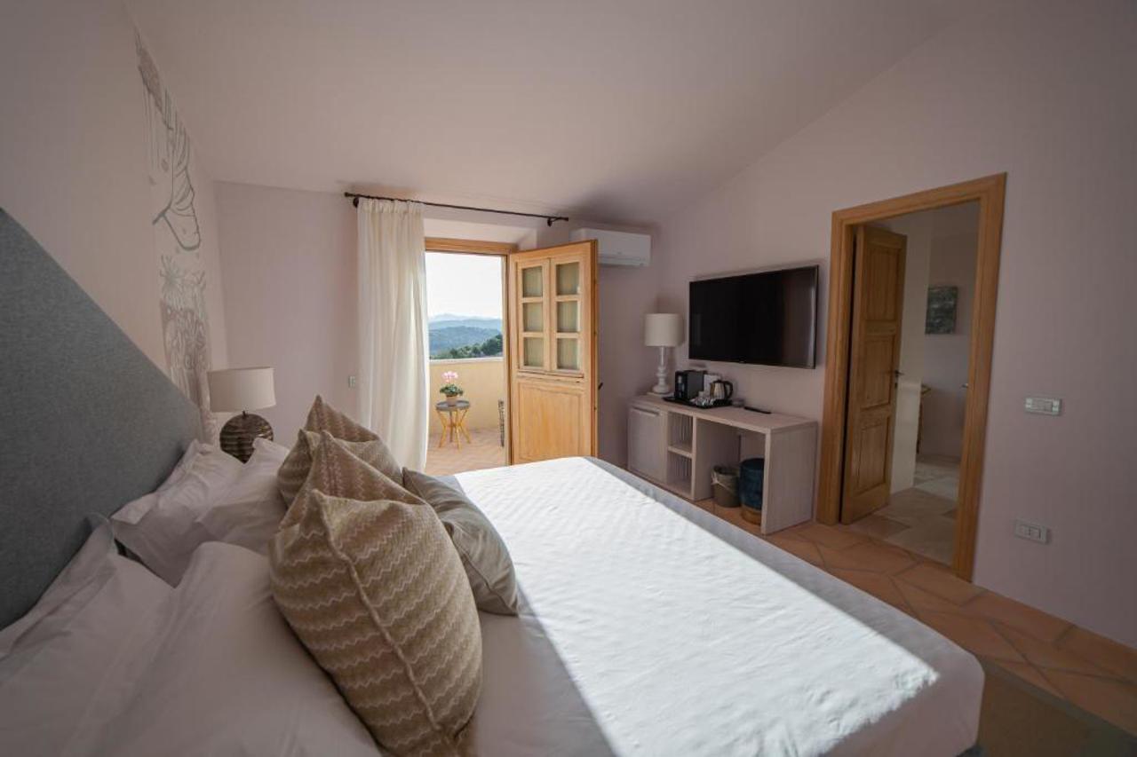 HOTEL BORGO SMERALDO 13/32