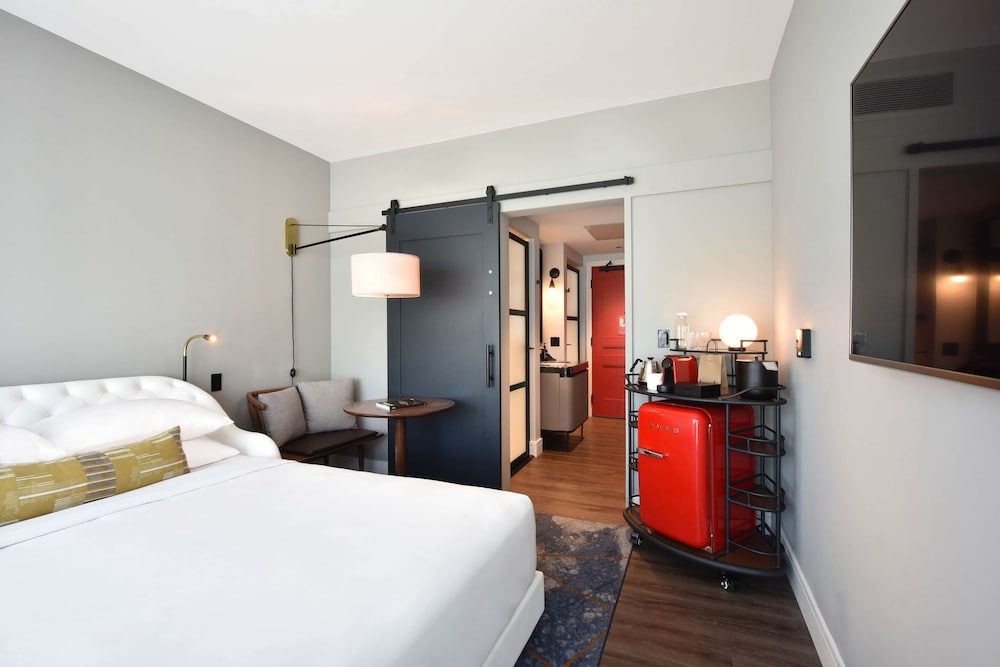 ROOM, KING BED, CORNER