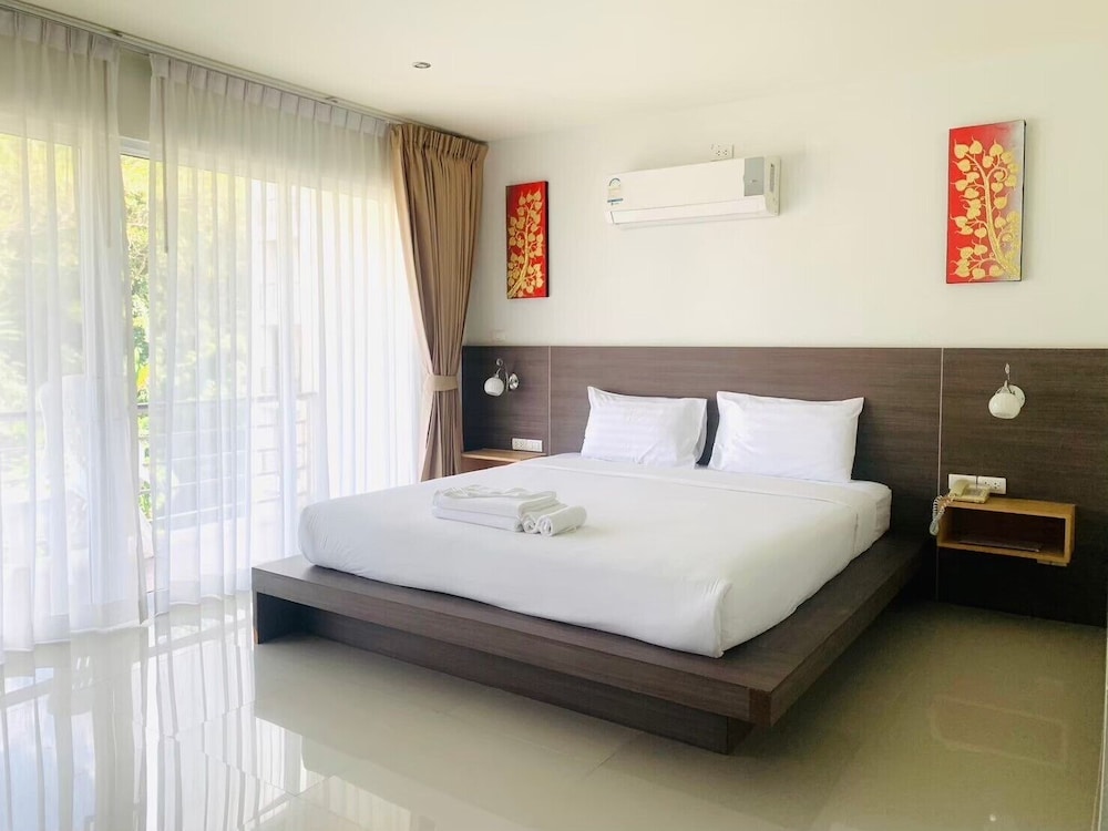 غرفة ديلوكس بسرير كينج بإطلالة على المسبح بغرفة نوم واحدة، Oceanview Treasure Hotel & Residence 2/7