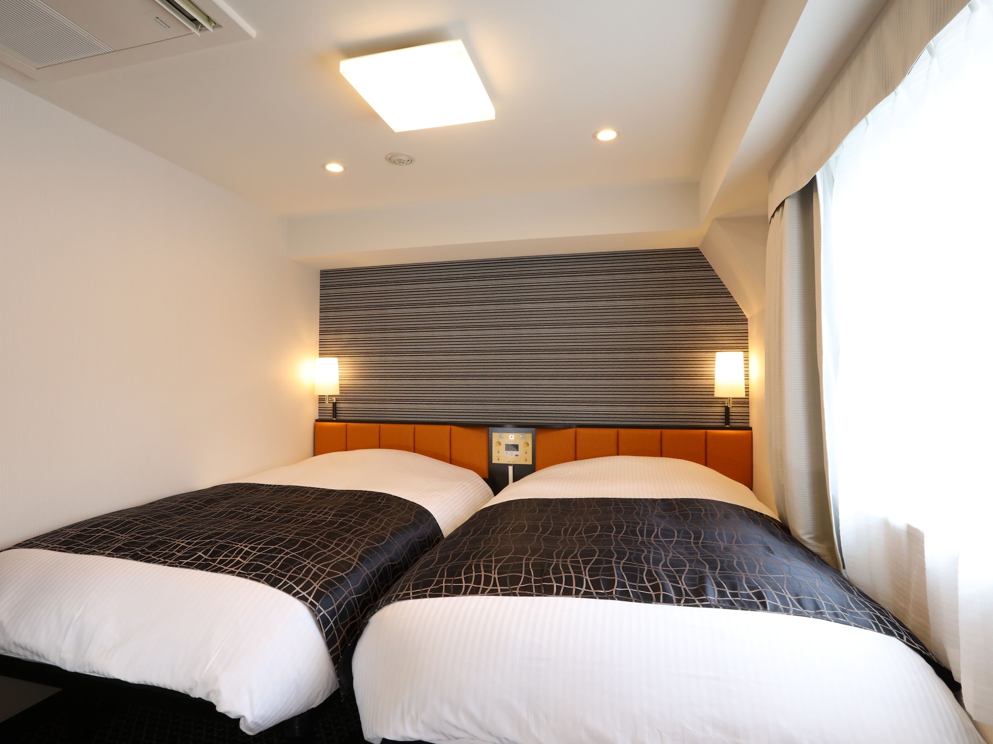ROOM, TWIN BEDS