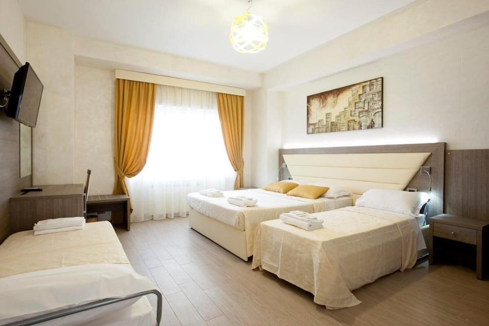 ROOM, QUADRUPLE