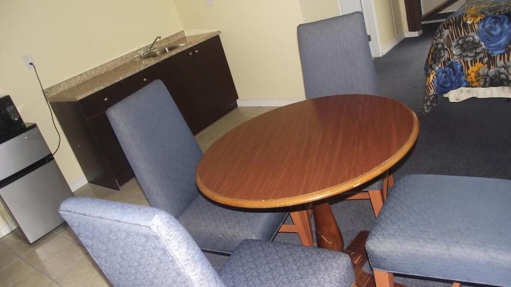 Empress Inn And Suites By the Falls 50/61