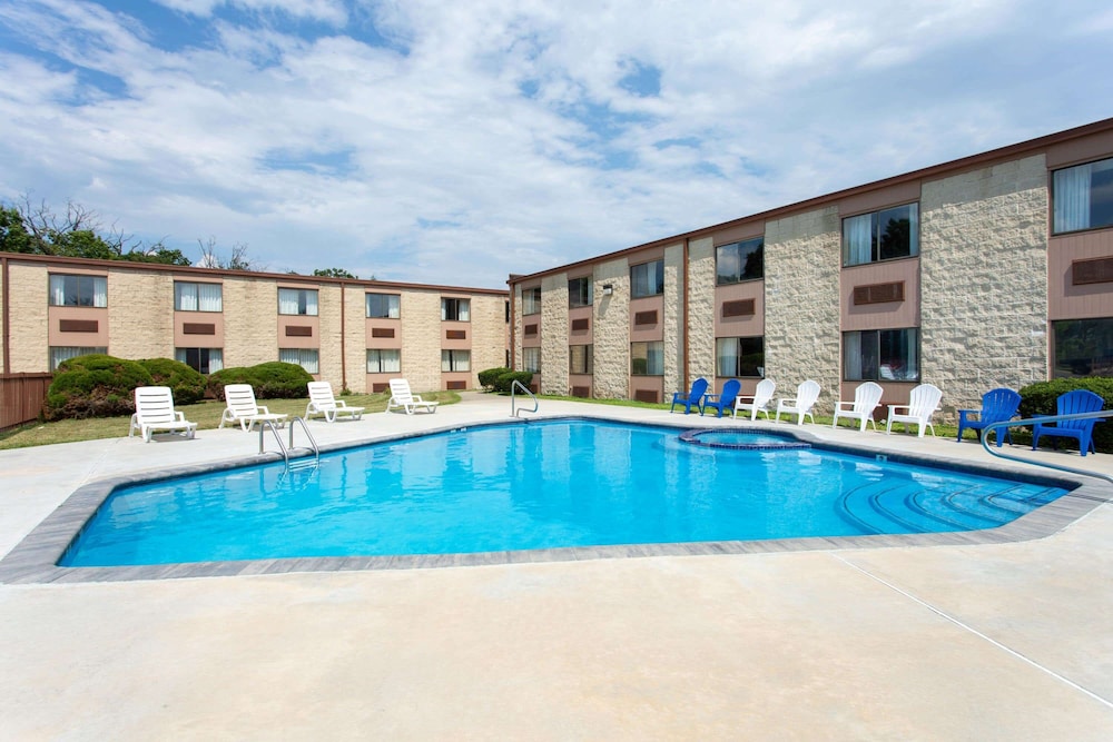 Days Inn by Wyndham Hillsborough 1/40