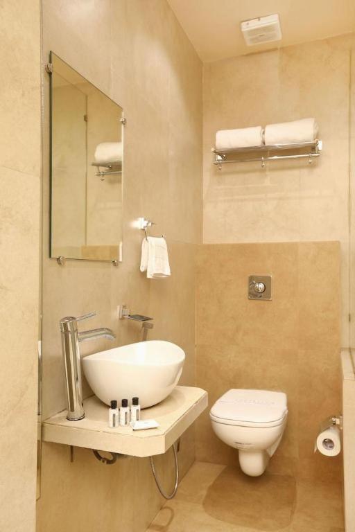 Mumbai Metro - The Executive Hotel 40/42