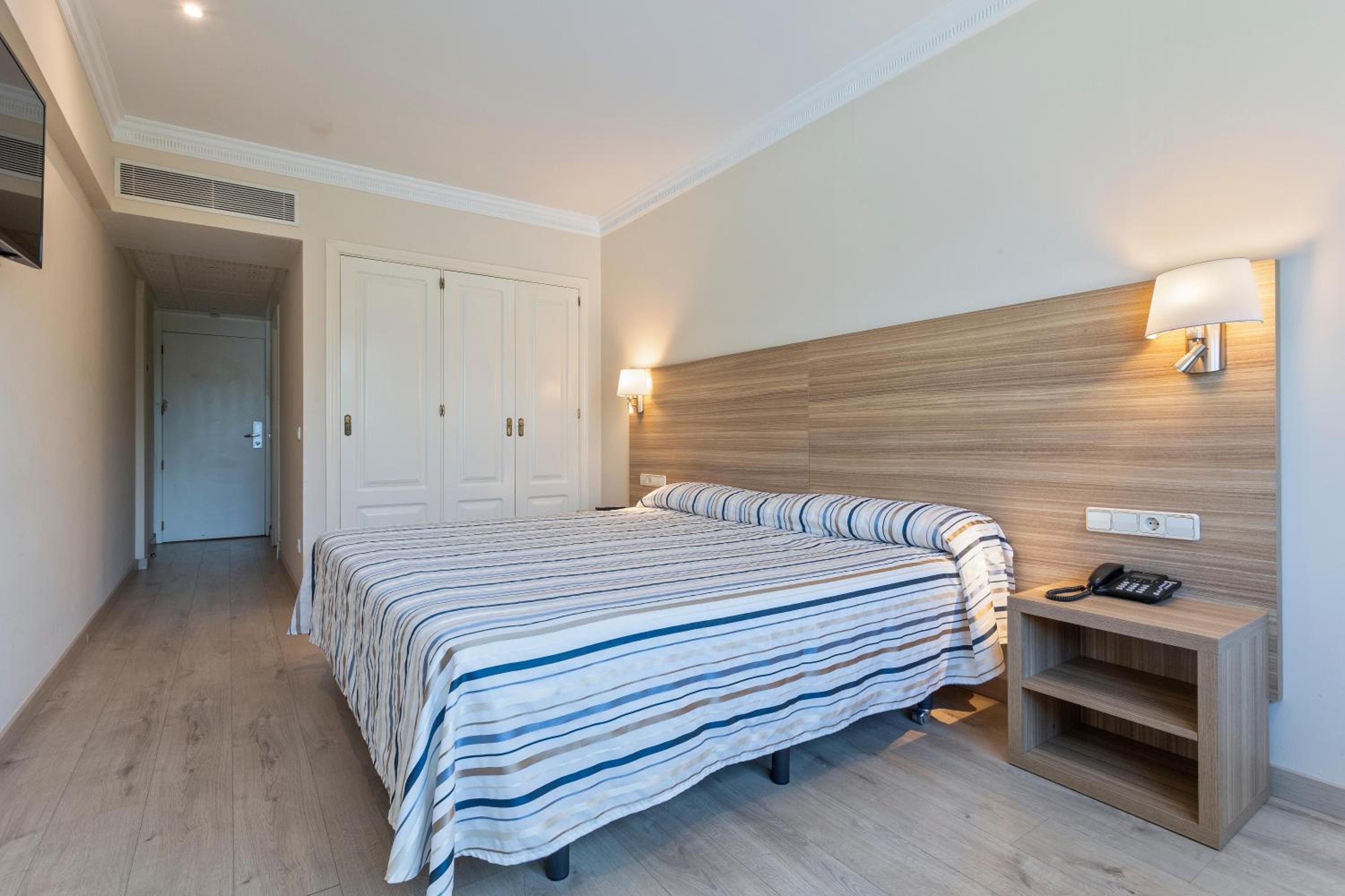 ROOM, DOUBLE OR TWIN BED