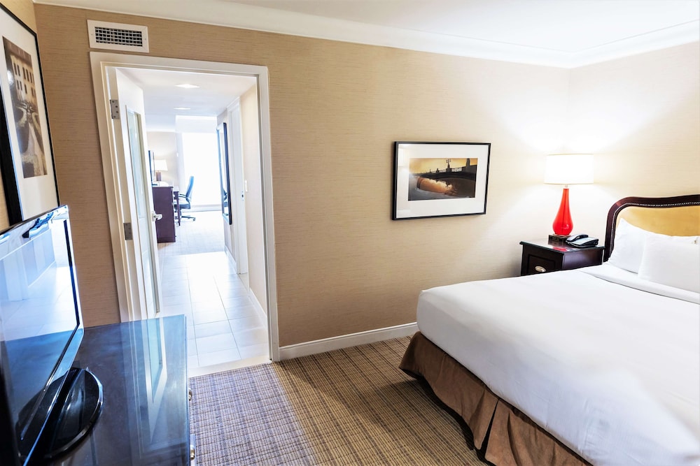 2 Bedrooms, Deluxe, Suite, King Bed, Canadian Us Falls View, Jetted Tub