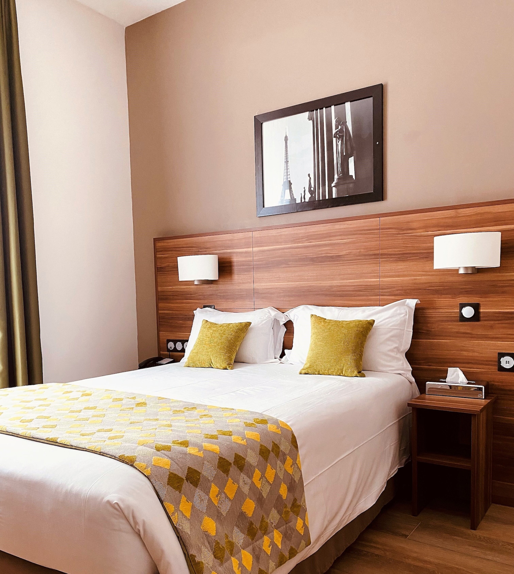 ROOM, DOUBLE BED