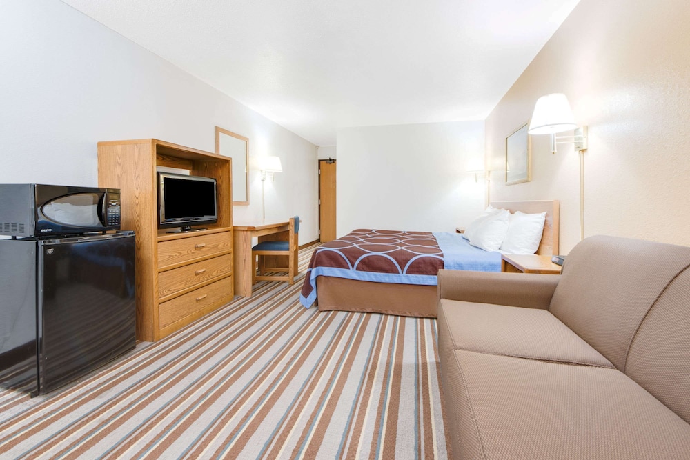Super 8 By Wyndham Burlington 11/26