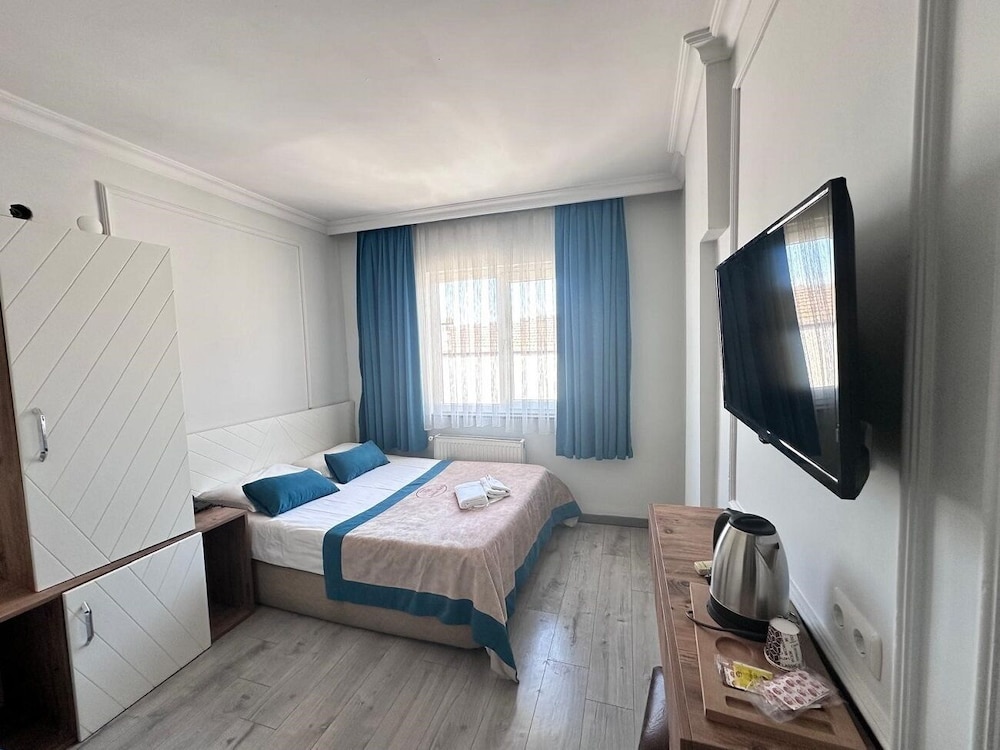 ROOM, DOUBLE OR TWIN BED