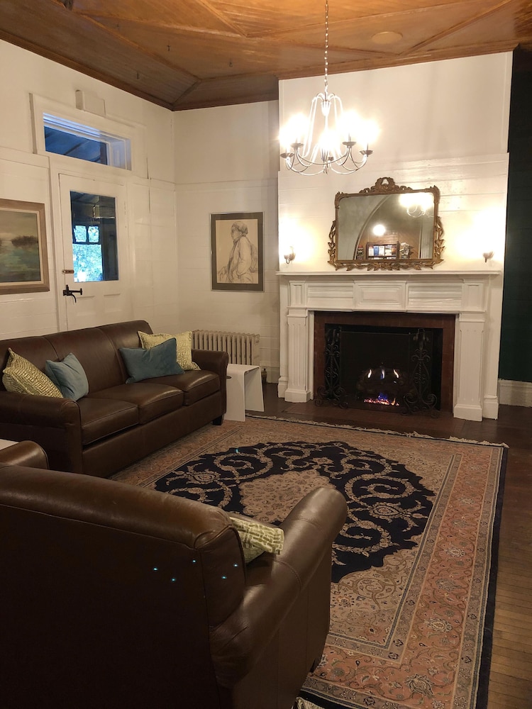 Rogues Harbor Inn 30/50