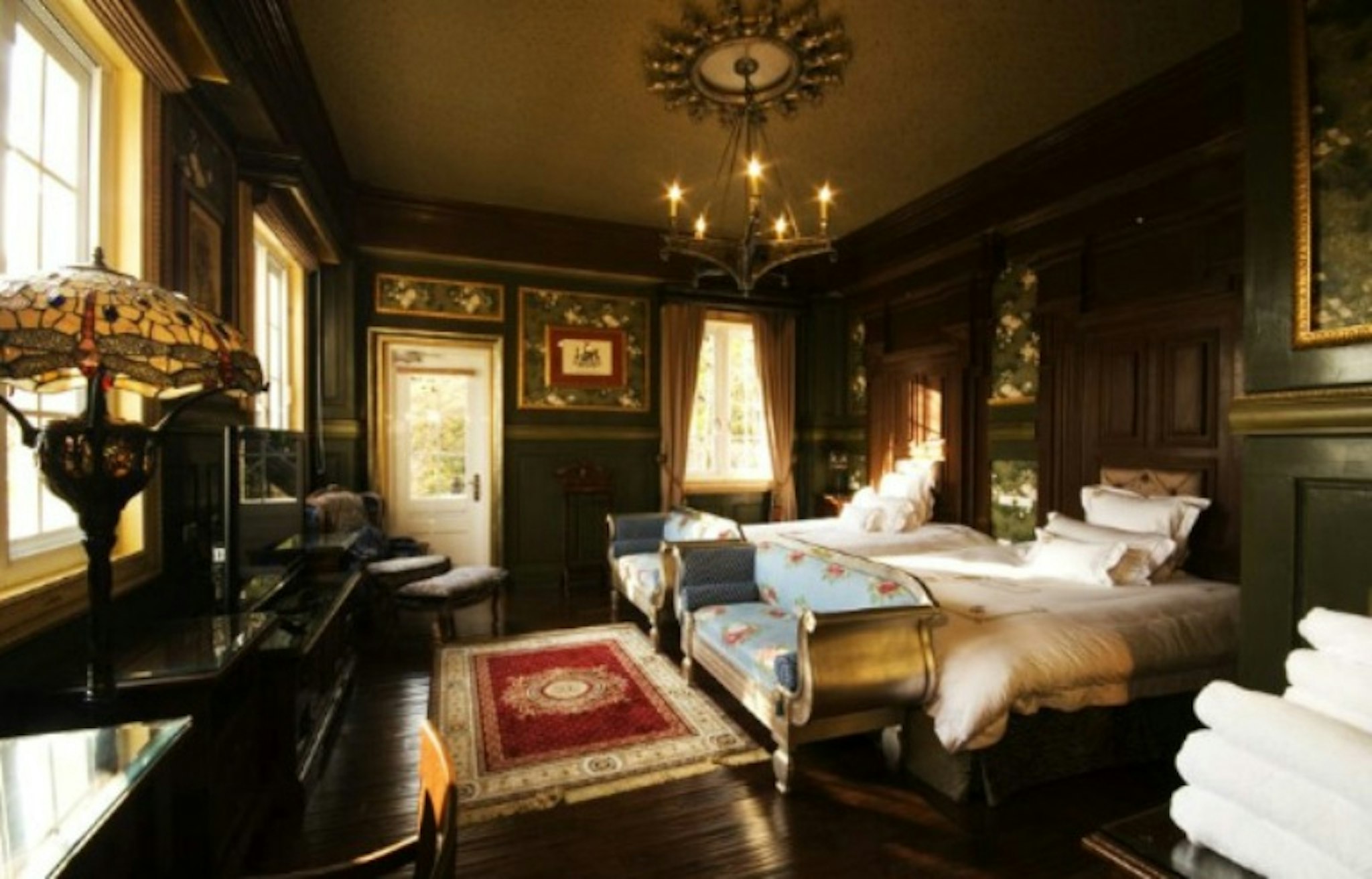 The Old England Manor 18/61