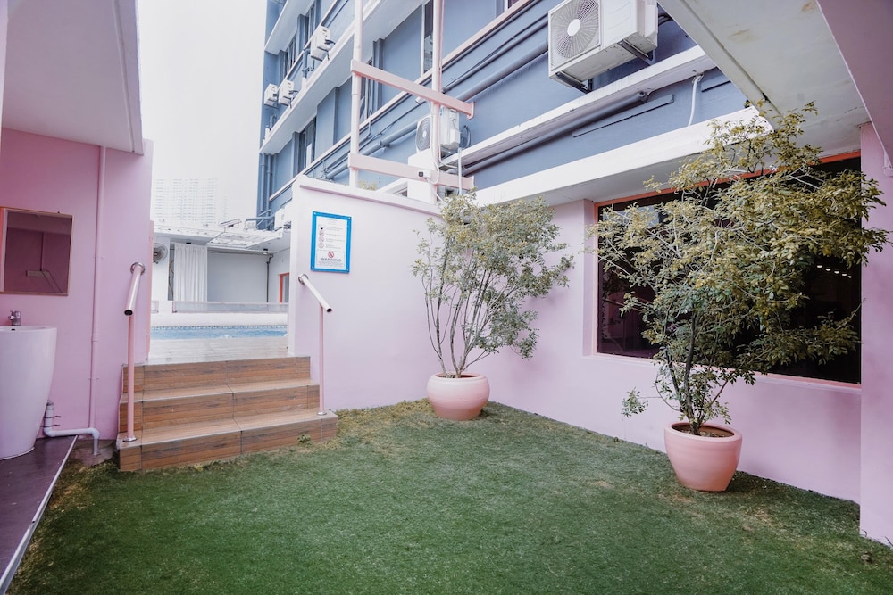 Pink Cabana Hotel 72/78
