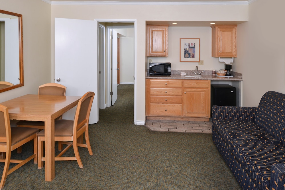 Edgewater Inn And Suites 64/76