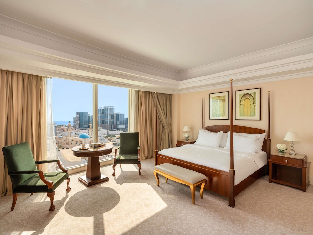 EXECUTIVE, SUITE